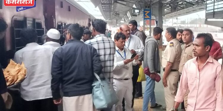 ताप्ती गंगा एक्सप्रेसच्या खिडकीवर दगड मारून काच फोडली, महाकुंभला जाणारे भाविक भयभीत