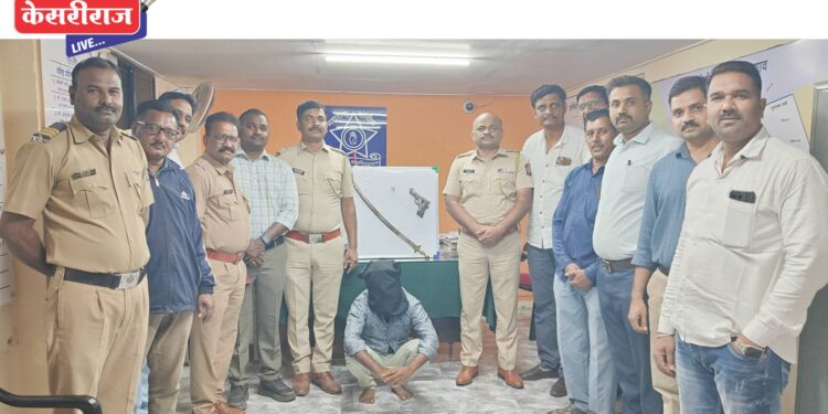 गावठी पिस्तूल, तलवार घेऊन दहशत, मामा-भाच्याला अटक