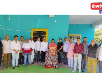 माळी समाजबांधवांतर्फे क्रांतीज्योती सावित्रीमाईंना वंदन