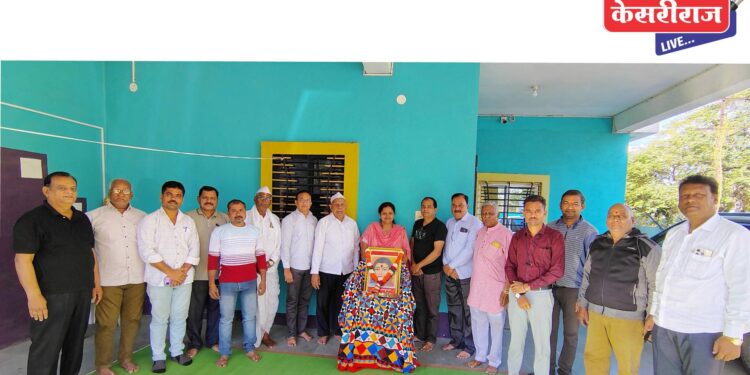 माळी समाजबांधवांतर्फे क्रांतीज्योती सावित्रीमाईंना वंदन