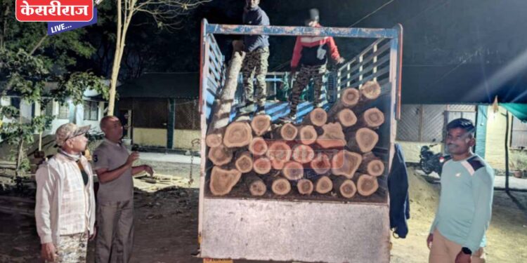 अवैध सागवान तस्करी करणारे वाहन पकडले, सुमारे ४ लाखांचा मुद्देमाल जप्त