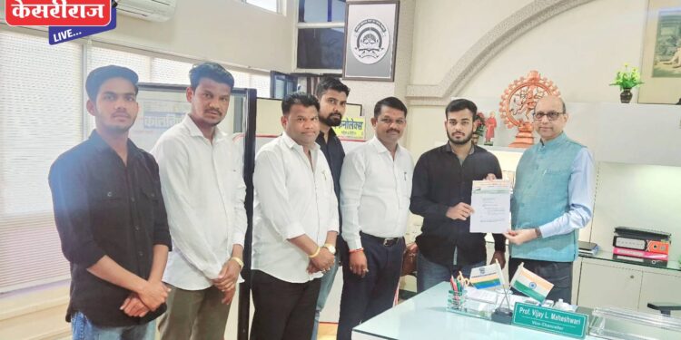 विद्यापीठाचे कुलसचिव विनोद पाटील यांना निलंबित करून पदभार काढावा