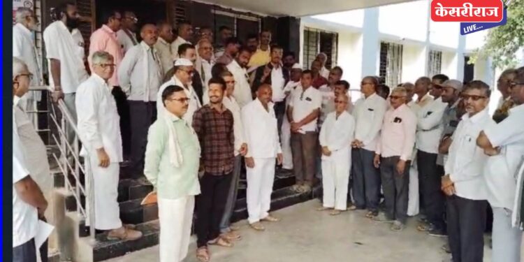 शेतरस्त्यासाठी चाललेला संघर्ष थांबावा : यावलच्या तहसीलदारांना साकडे