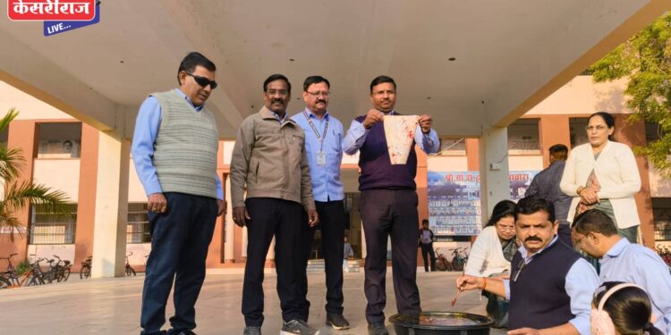 पाचोरा येथील गो. से. हायस्कूलमध्ये विद्यार्थ्यांनी घेतले पेपर मार्बलिंगचे धडे