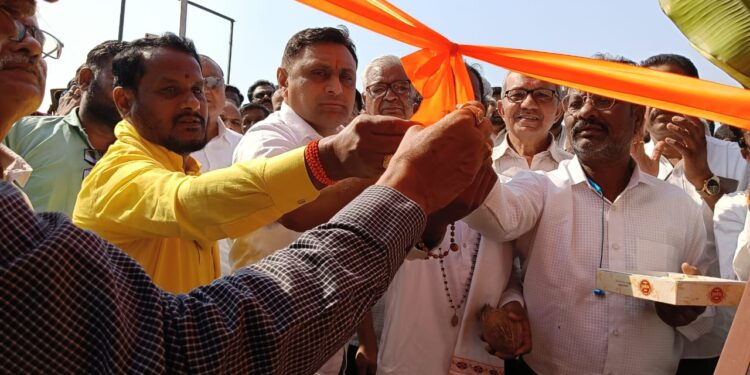 रावेर येथे लक्ष्मण बापूजी चौक फलकाचे आ. जावळेंच्या हस्ते उदघाटन