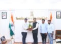 रेल्वे दुर्घटनेतील नातेवाईकांना मोफत भोजनसेवा : जिल्हाधिकाऱ्यांनी केला सन्मान