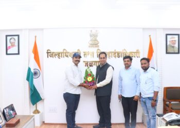 रेल्वे दुर्घटनेतील नातेवाईकांना मोफत भोजनसेवा : जिल्हाधिकाऱ्यांनी केला सन्मान