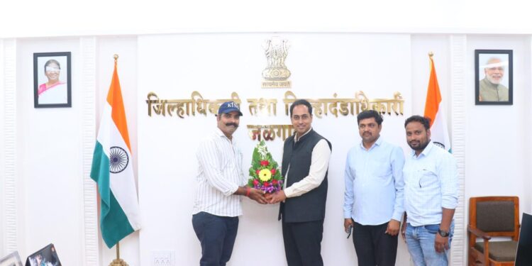 रेल्वे दुर्घटनेतील नातेवाईकांना मोफत भोजनसेवा : जिल्हाधिकाऱ्यांनी केला सन्मान