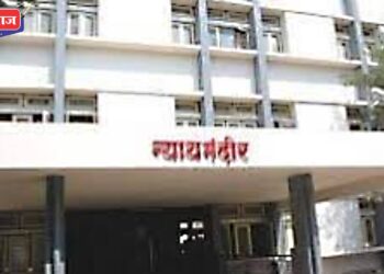 कोर्टाच्या आवारात संशयित आरोपीला मोबाईलवरुन बोलू देणाऱ्या पीएसआयवर कारवाई करा