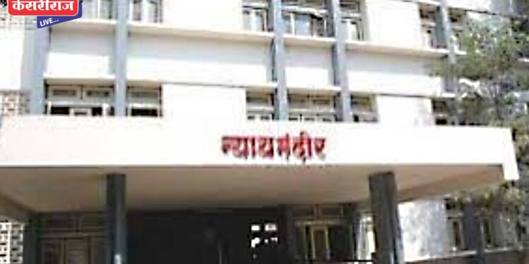 कोर्टाच्या आवारात संशयित आरोपीला मोबाईलवरुन बोलू देणाऱ्या पीएसआयवर कारवाई करा