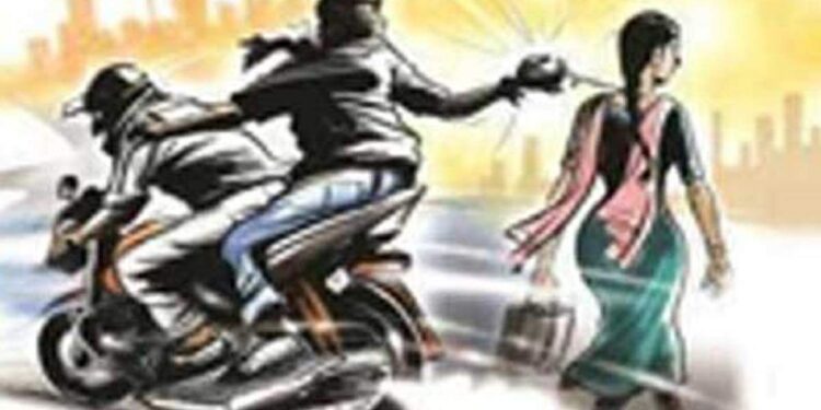 दूध घेण्यास गेलेल्या महिलेच्या गळ्यातून सोनसाखळी भामट्याने ओढून नेली