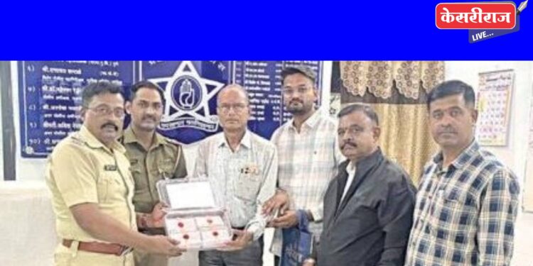 घरफोडीतील मुद्देमाल फिर्यादीला पोलिसांनी दिला परत