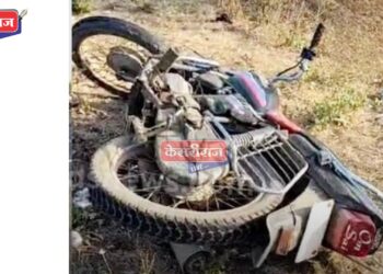 दुचाकींची समोरासमोर भीषण धडक : पत्नी ठार, पती-मुलगी जखमी