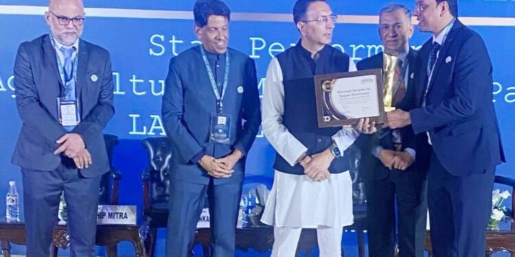 ५४ व्या राष्ट्रीय निर्यात उत्कृष्टतेसाठी जैन इरिगेशन सिस्टिम्सला ‘स्टार परफॉर्मर’ पुरस्कार