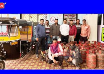 घरगुती गॅस रिक्षात भरताना सेंटरचालक ताब्यात, पावणे २ लाखांचा मुद्देमाल जप्त