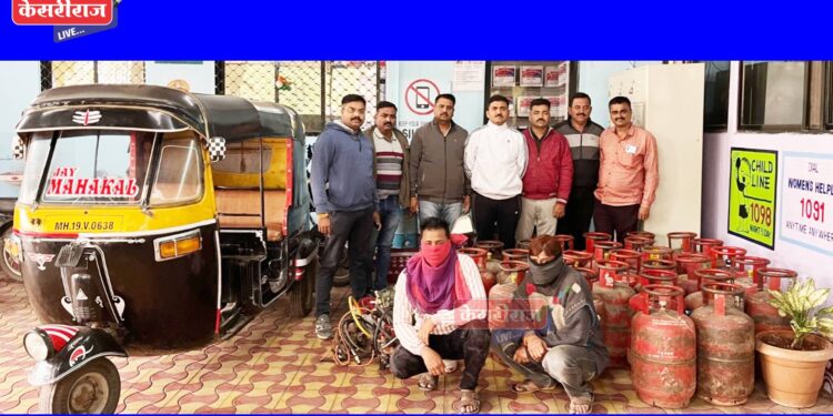 घरगुती गॅस रिक्षात भरताना सेंटरचालक ताब्यात, पावणे २ लाखांचा मुद्देमाल जप्त