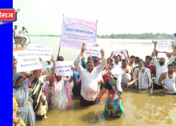 ऐनपूर पुर्नवसन संघर्ष समितीचे जलसमाधी आदोलन यशस्वी