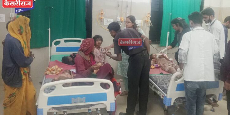 हरभरा कापणीसाठी जाणाऱ्या मजुरांची व्हॅन पलटी, १८ जण जखमी