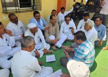 विजेची समस्या : शेतकऱ्यांनी विचारला कार्यकारी अभियंत्यांना जाब