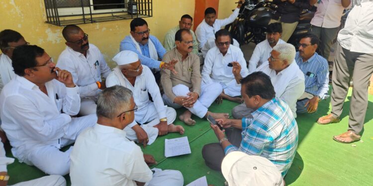 विजेची समस्या : शेतकऱ्यांनी विचारला कार्यकारी अभियंत्यांना जाब