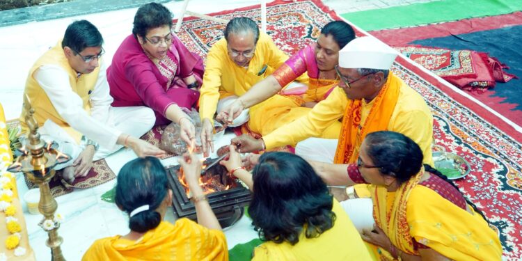 डॉ. उल्हास पाटील यांच्या दिर्घायुष्यासाठी गायत्री यज्ञ