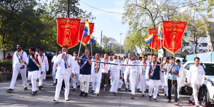 प्रविणऋषीजी यांचा होळी चार्तुमासानिमित्त ‘स्वाध्याय भवन’ येथे मंगल प्रवेश