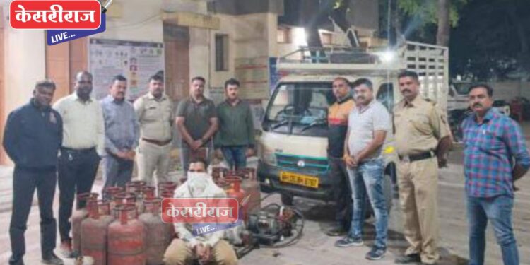 अवैध गॅस रिफिलिंगवर पोलिसांची धडक कारवाई, ३.९६ लाखांचा मुद्देमाल हस्तगत