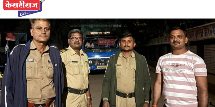 घोड्यांची बेकायदेशीर वाहतूक थांबविली : ४ लाखांचा मुद्देमाल जप्त