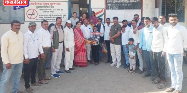 पोलीस पाटलांची मोबाईल, रोकड, कागदपत्रे असलेली पिशवी विद्यार्थ्याने केली परत