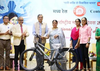 मध्य रेल्वेत आंतरराष्ट्रीय महिला दिननिमित्त महिला कर्मचाऱ्यांचा सन्मान