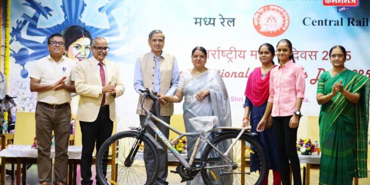 मध्य रेल्वेत आंतरराष्ट्रीय महिला दिननिमित्त महिला कर्मचाऱ्यांचा सन्मान