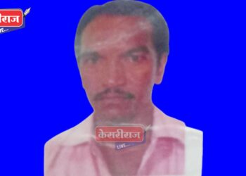 लोखंडी सापळ्यावर बॅनर लावत असताना विजेचा धक्का लागून प्रौढाचा मृत्यू