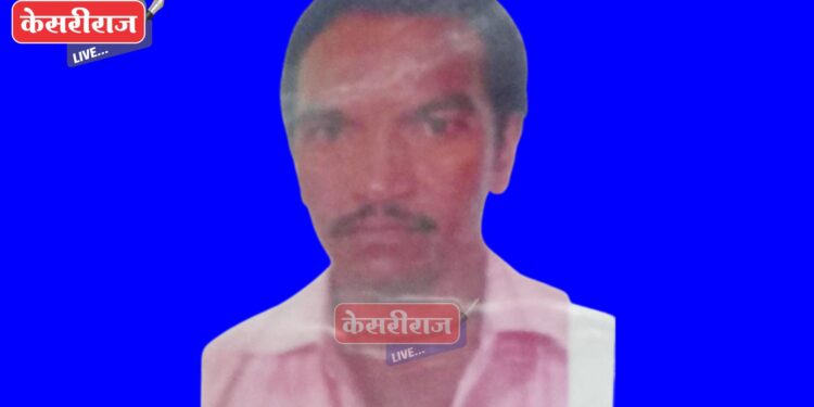 लोखंडी सापळ्यावर बॅनर लावत असताना विजेचा धक्का लागून प्रौढाचा मृत्यू