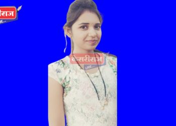 लोखंडी सापळ्यावर बॅनर लावत असताना विजेचा धक्का लागून प्रौढाचा मृत्यू