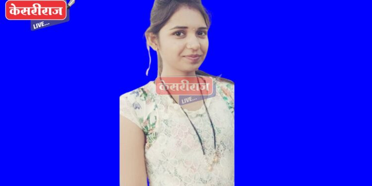 लोखंडी सापळ्यावर बॅनर लावत असताना विजेचा धक्का लागून प्रौढाचा मृत्यू