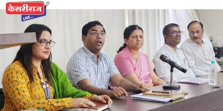 सामाजिक बांधिलकी ठेवून जनतेला वेळेत सेवा देण्याचे काम करावे