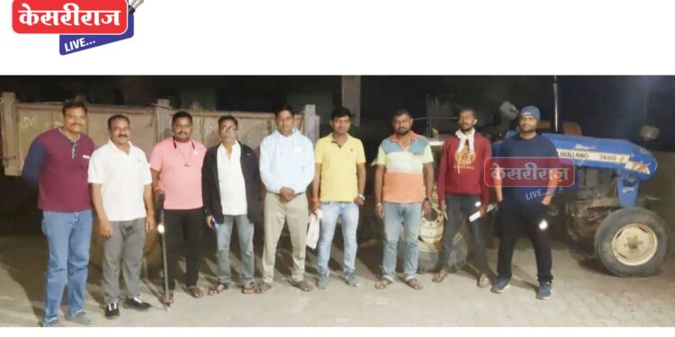 वाळू वाहतूक करणारे ट्रॅक्टर महसुलच्या पथकाने पकडले