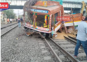 रेल्वे गेट तोडून ट्रक थेट ट्रॅकवर, अमरावती एक्सप्रेसने रुळावरून नेले फरफटत..!