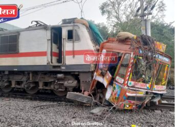 रेल्वे गेट तोडून ट्रक थेट ट्रॅकवर, अमरावती एक्सप्रेसने रुळावरून नेले फरफटत..!