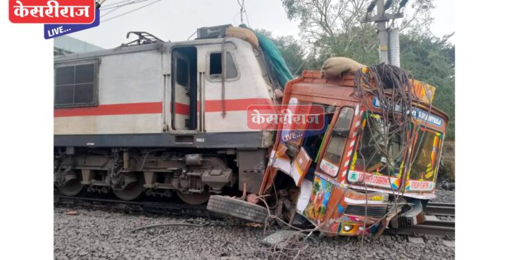 रेल्वे गेट तोडून ट्रक थेट ट्रॅकवर, अमरावती एक्सप्रेसने रुळावरून नेले फरफटत..!