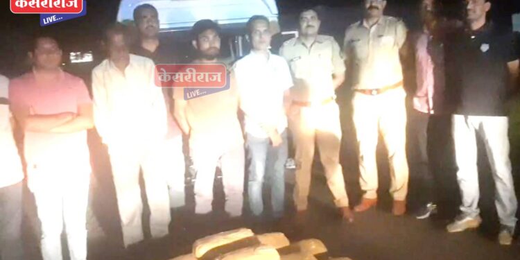 भरधाव वाहनातून ११ लाखांचा ५६ किलो गांजा पकडला, दोघे ताब्यात