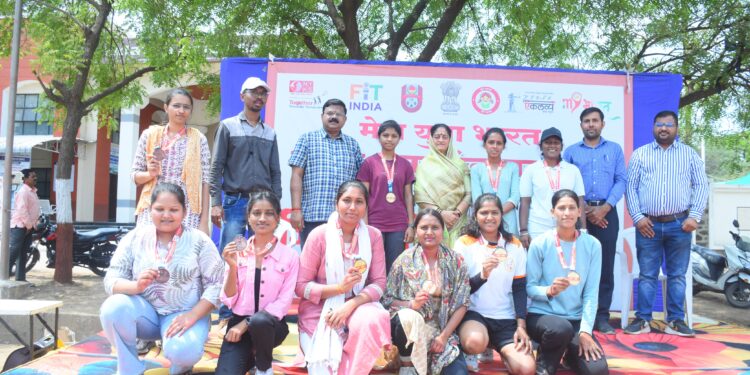 जिल्हास्तरीय क्रीडा स्पर्धांमधील विजेत्या खेळाडूंना पारितोषिक वितरण