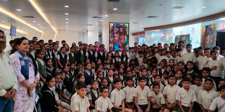 अनुभूती इंग्लिश मिडीअम स्कूलच्या २६७ विद्यार्थ्यांनी अनुभवला ‘छावा’ चित्रपट