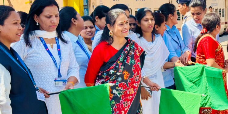 कामाच्या योगदानाचा गौरव, महिला कर्मचाऱ्यांच्या संचालनाखाली मालगाडी रवाना