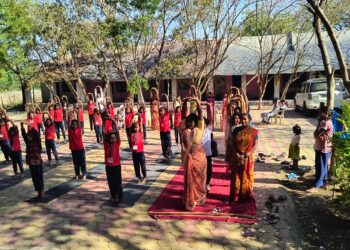 महिलांच्या निरोगी स्वास्थ्यासाठी डॉ केतकी ताई पाटील यांच्यातर्फे मोफत योगासन वर्ग उत्साहात