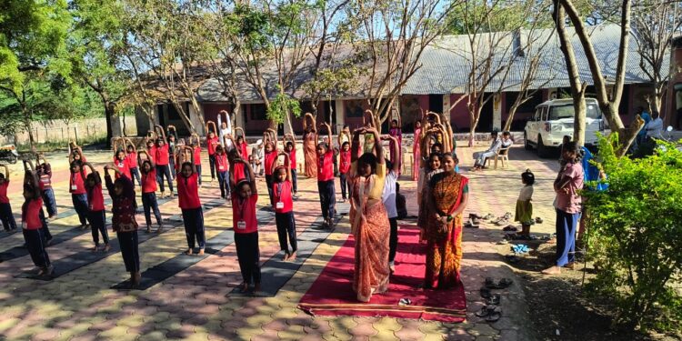 महिलांच्या निरोगी स्वास्थ्यासाठी डॉ केतकी ताई पाटील यांच्यातर्फे मोफत योगासन वर्ग उत्साहात