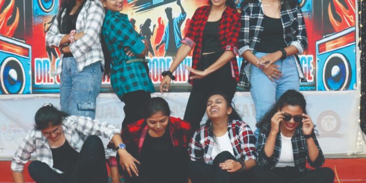 डॉ.गुणवंतराव सरोदे आयुर्वेद मेडीकल कॉलेज,हॉस्पीटल आणि रिसर्च सेंटर मध्ये फ्रेशर्सचा उत्साह