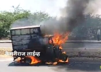 धावत्या मालवाहू रिक्षाने घेतला अचानक पेट, लाखोंचे नुकसान !