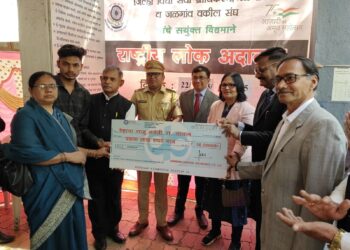 मयत कर्मचाऱ्यांच्या वारसांना अपघाती नुकसान भरपाईपोटी रूपये ५० लाखाचा धनादेश