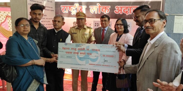 मयत कर्मचाऱ्यांच्या वारसांना अपघाती नुकसान भरपाईपोटी रूपये ५० लाखाचा धनादेश